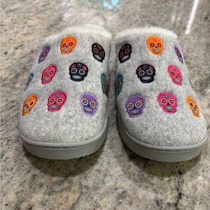 Kooba skull slippers size XL (9.5-10.5) never worn.